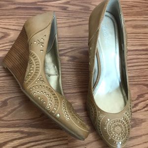 Kenneth Cole Reaction Cutout nude gold wedges